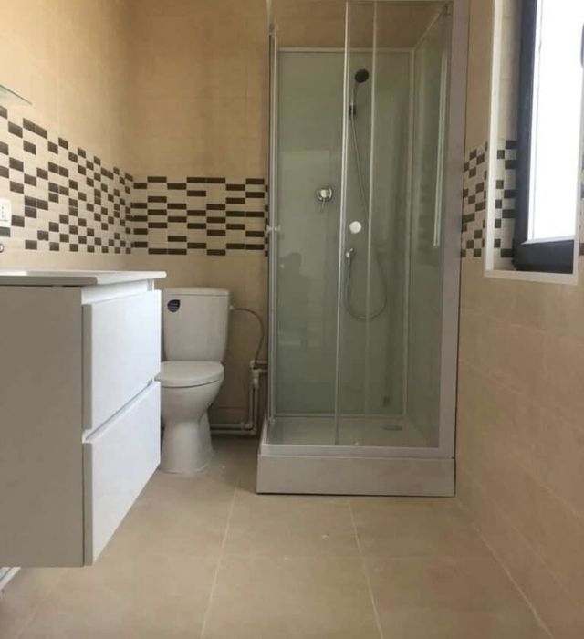 Vand casa pe structura metalica de locuit