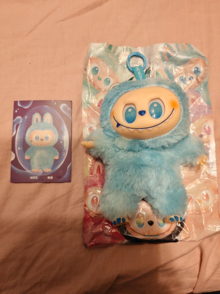 Labubu figurine populare