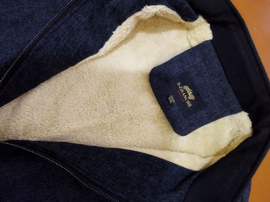 Мужская куртка качественная, тёплая и удобная.