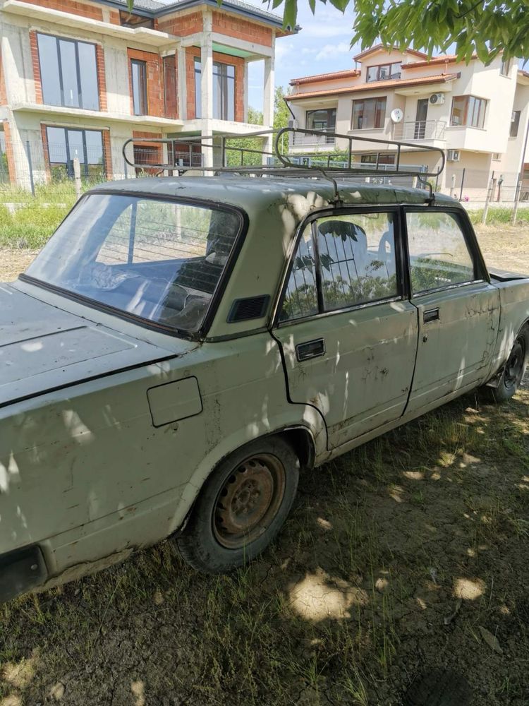 Продавам Лада 2105