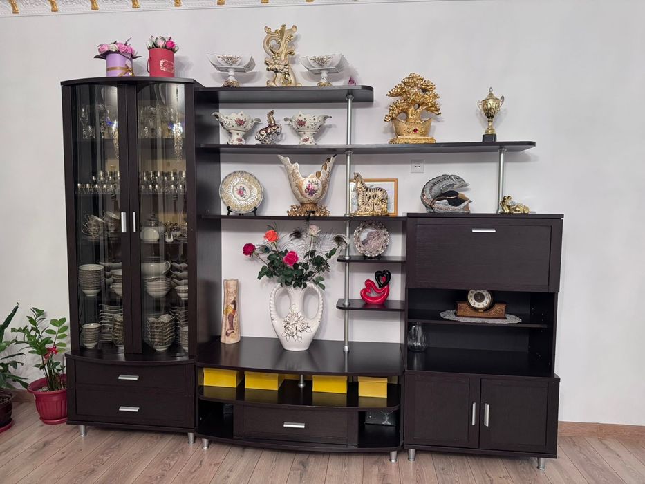 Гостинный сервант