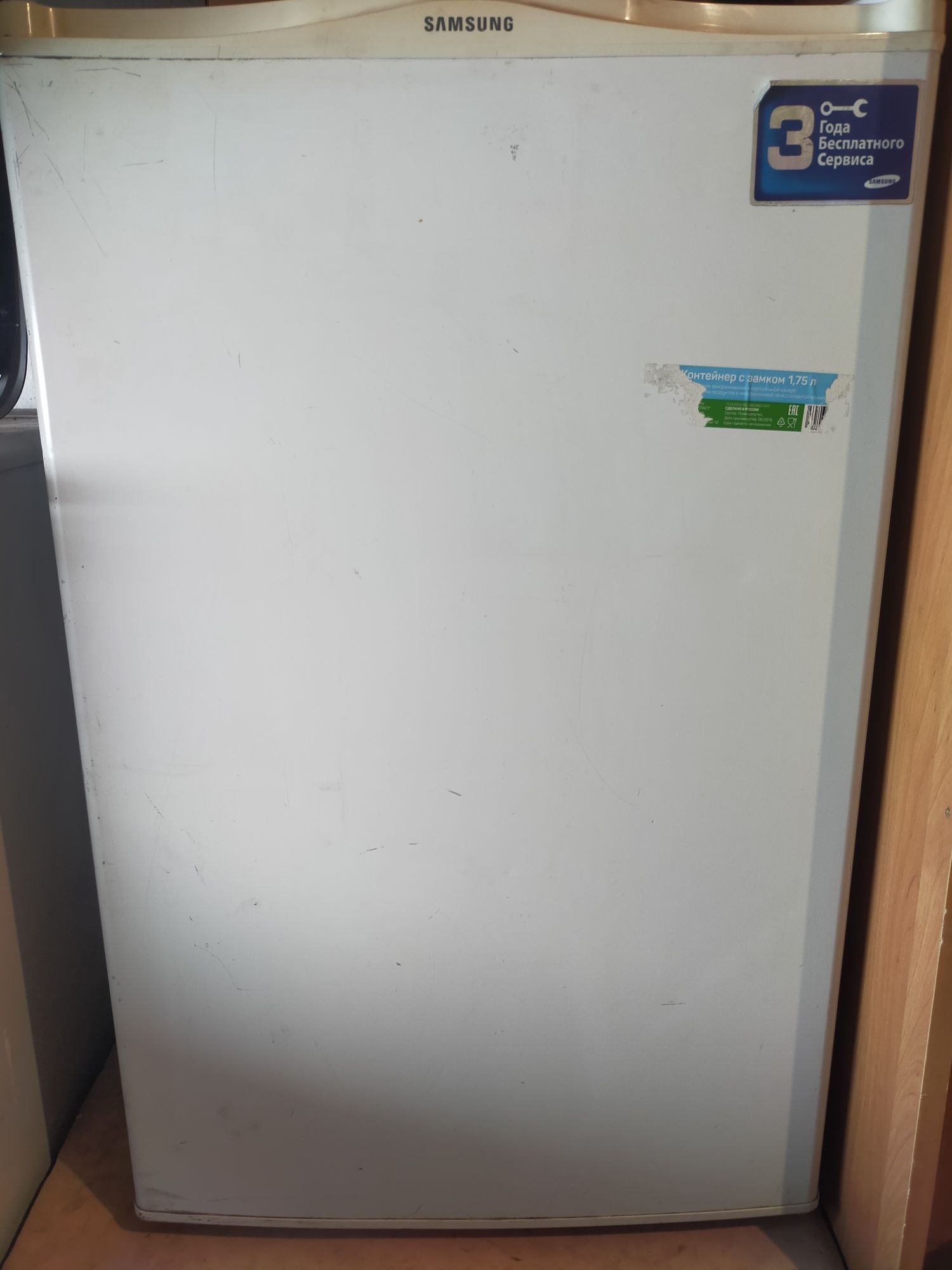 Продам маленький холодильник