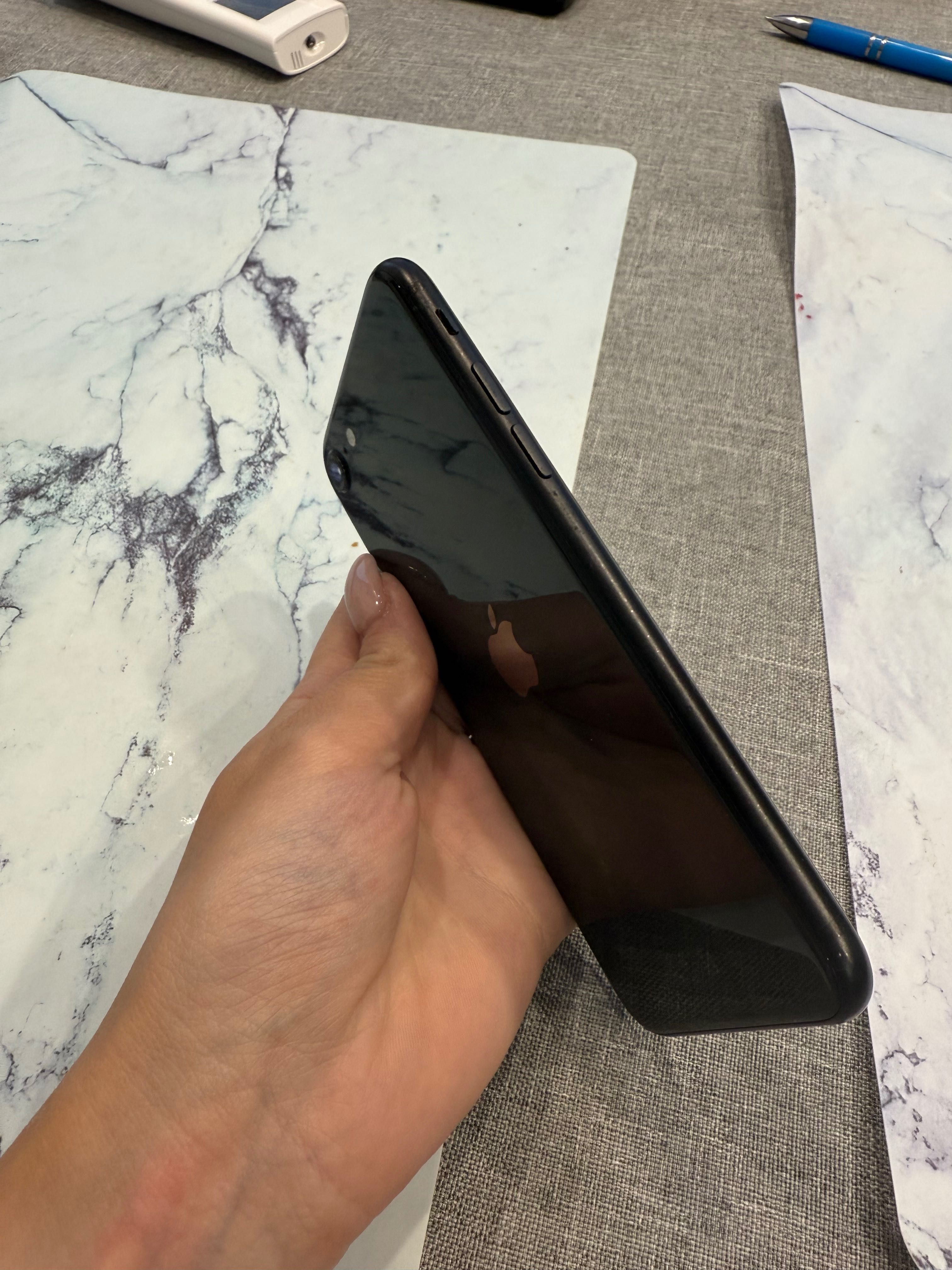iPhone SE 2020 – 64GB | Много запазен | Работи отлично – 150 лв