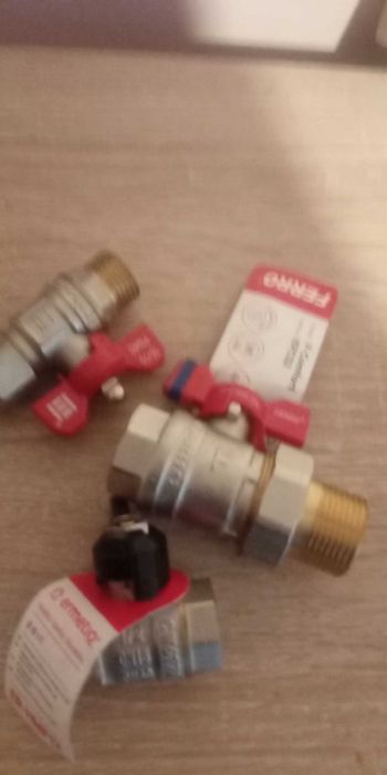 Robineți pt instalații sanitare vind la 20 lei