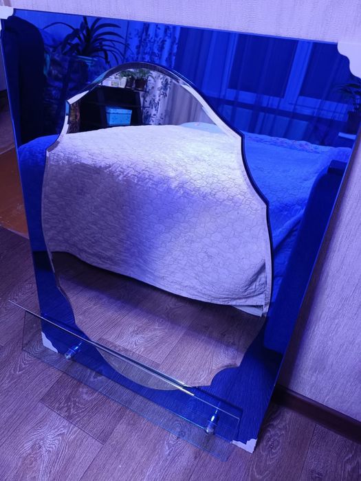 Продам зеркало с полочкой