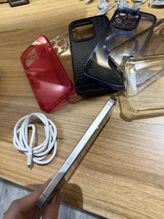 Iphone 15 Pro- pachet huse+ cablu