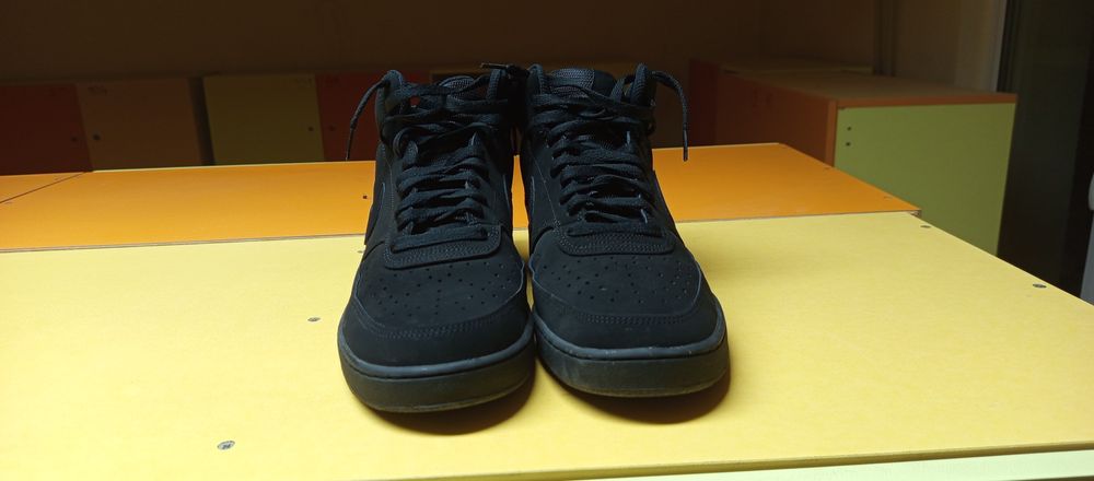 Продавам Nike Court Vision Mid black