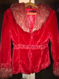Червено пухкаво и топло палто