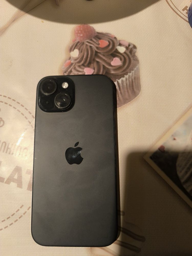 Iphone 15!!! Давам го с кутия кабел и адаптор. В перфектно състояние.