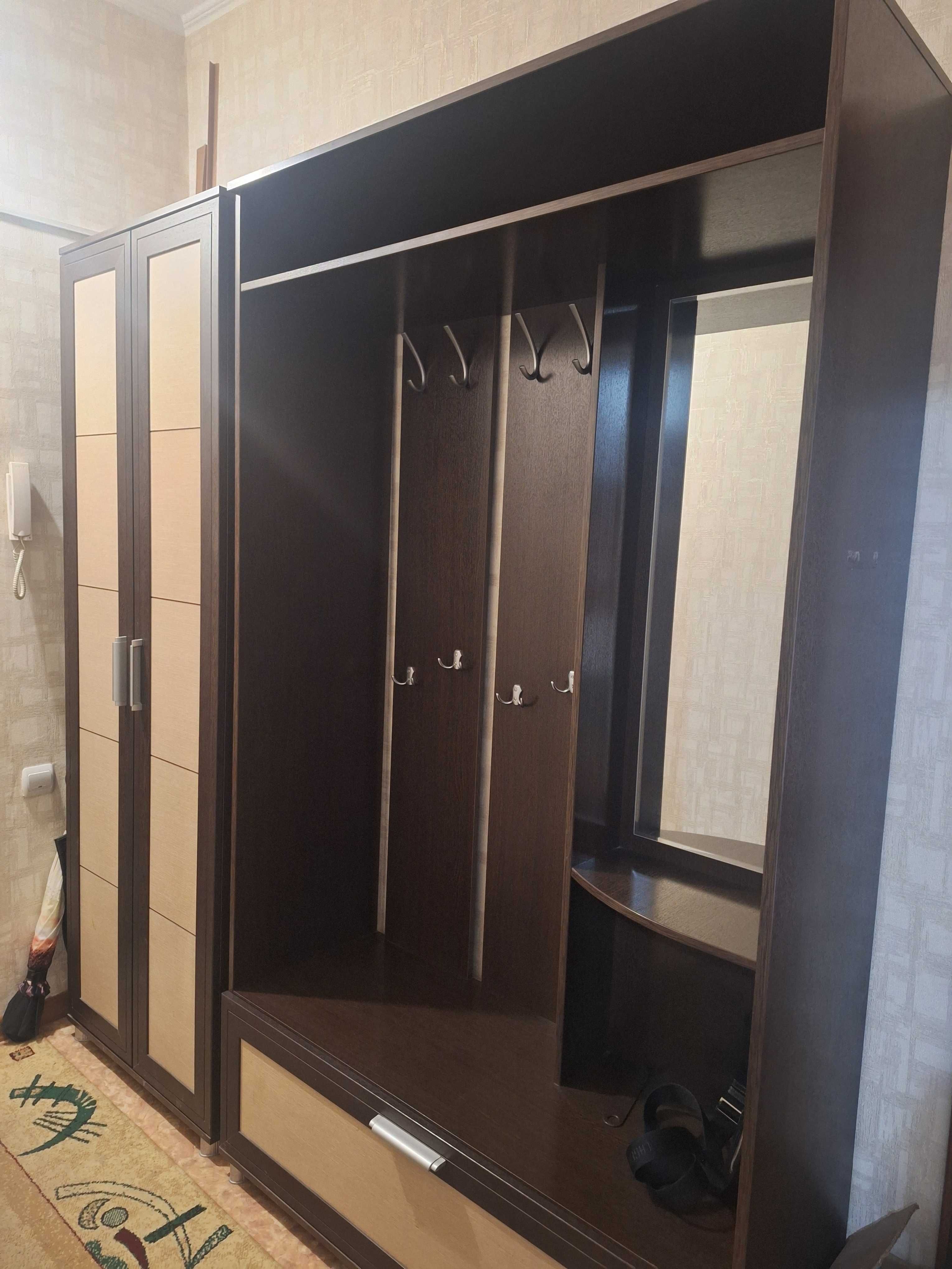 Продается прихожая и стол