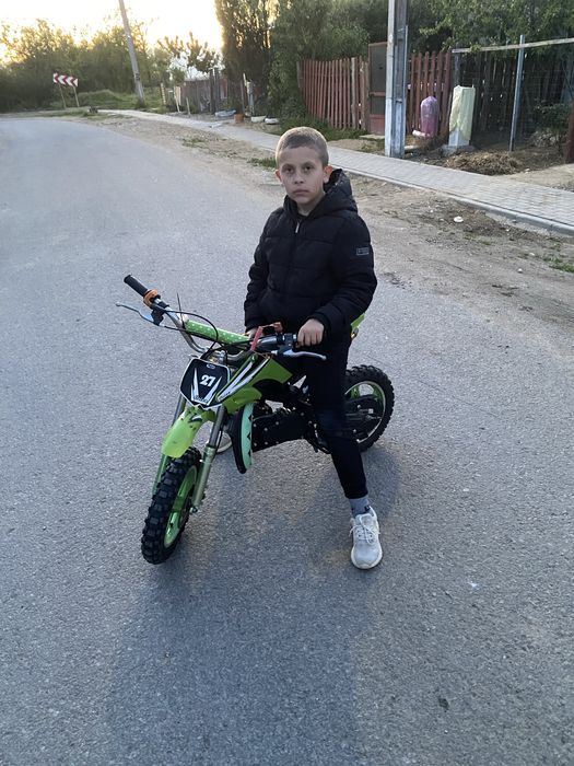 Schimb un cros pentru copi pe un trotineta electric