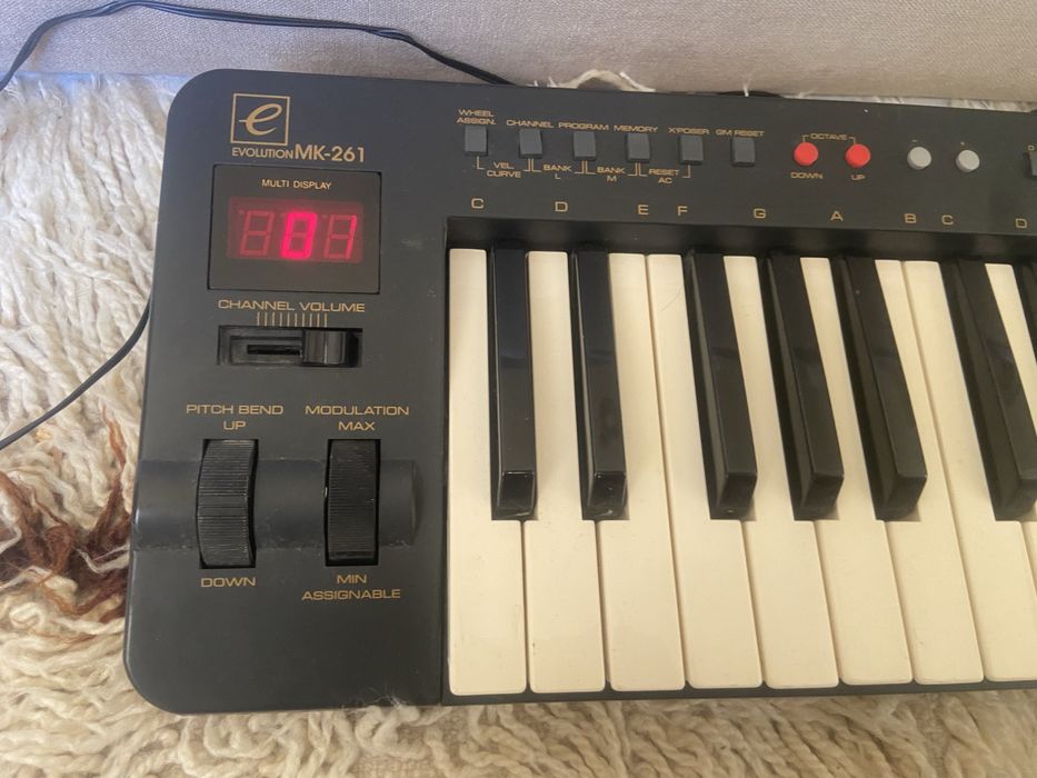 Midi клавир(доста голям и хубав )
