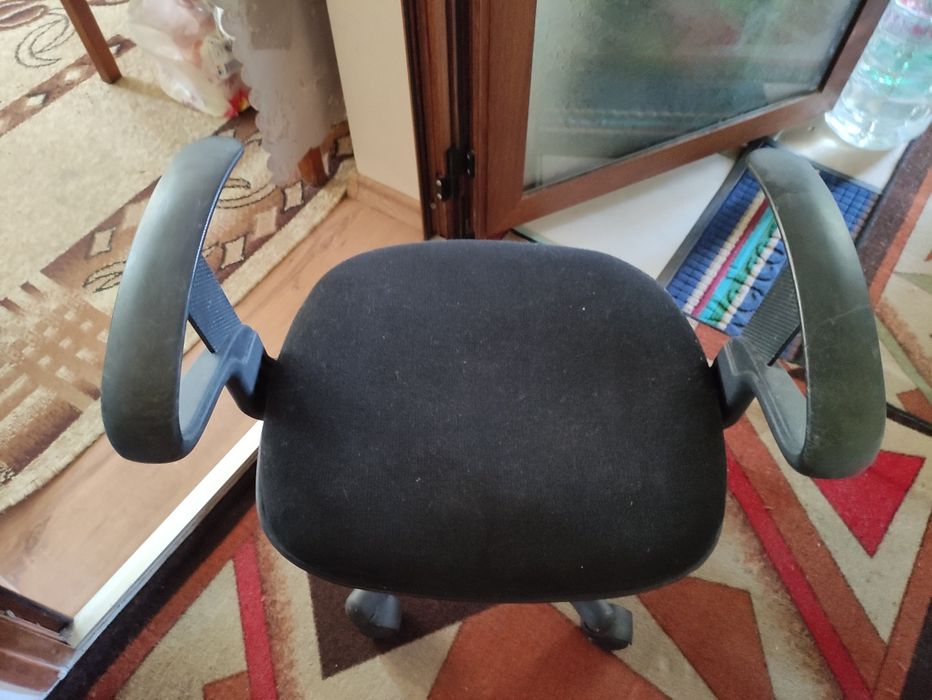 Продавам офис столове и части за тях