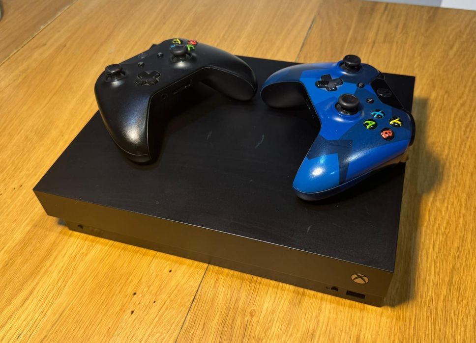 XBOX ONE X 1TB + 2 controllere