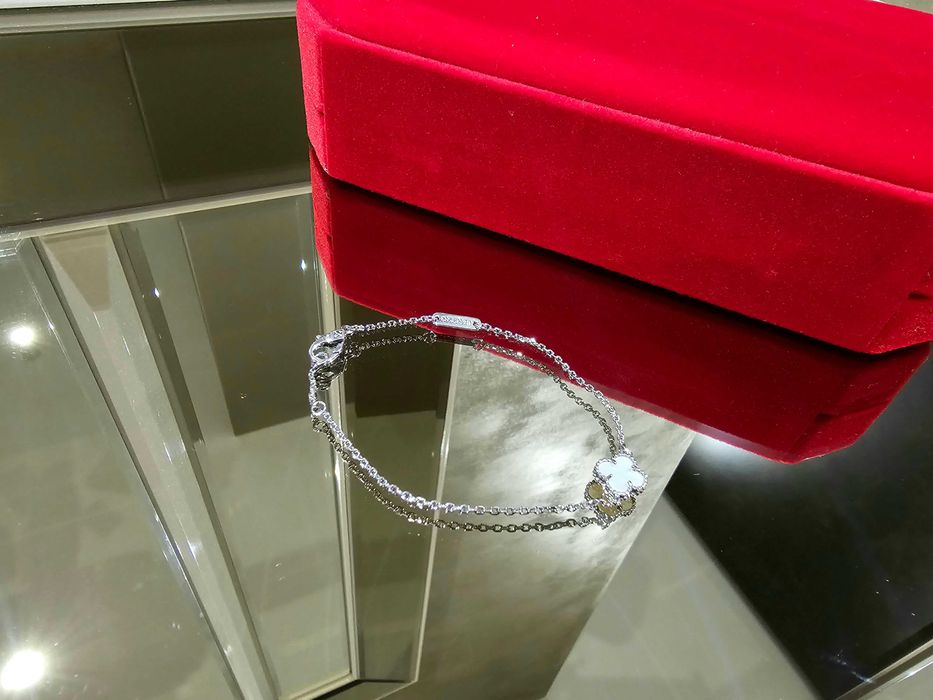 Van Cleef & Arpels VCA Silver Mother Sweet Alhambra Дамска Гривна