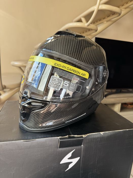 Каска Scorpion exo R1 evo carbon нова, размер M