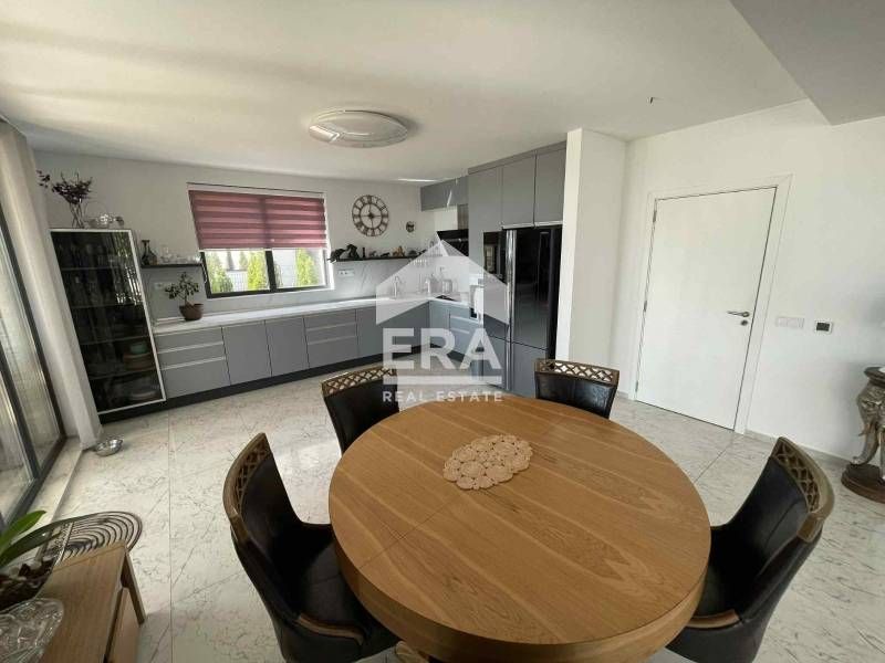 Триетажна обзаведена къща за продажба, с двор, басейн и 2 паркоместа,