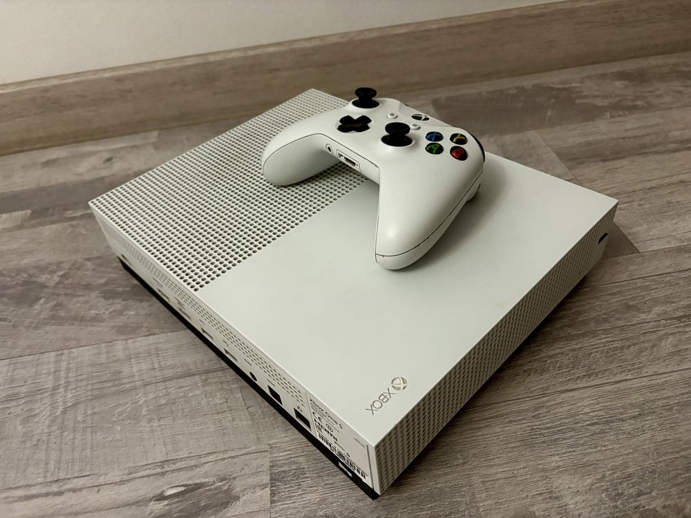 Xbox One S, В отлично състояние, + FC 25