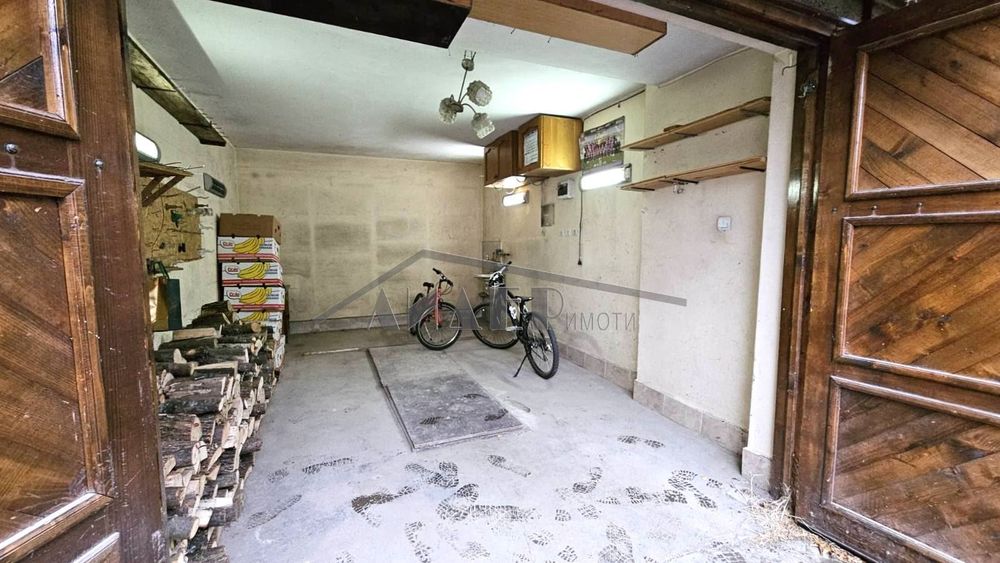 Гараж с площ - 18 кв.м. в кв. Център