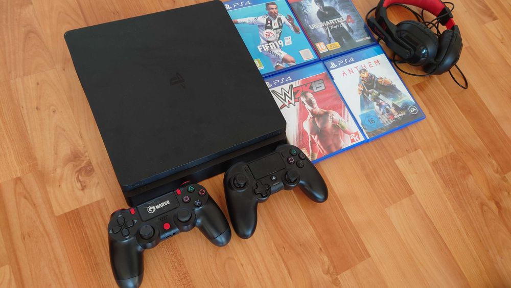 [ PS4 > PlayStation 4 Slim с 2 джойстика + 4 игри и слушалки
