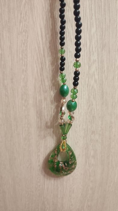 Длинные женские бусы