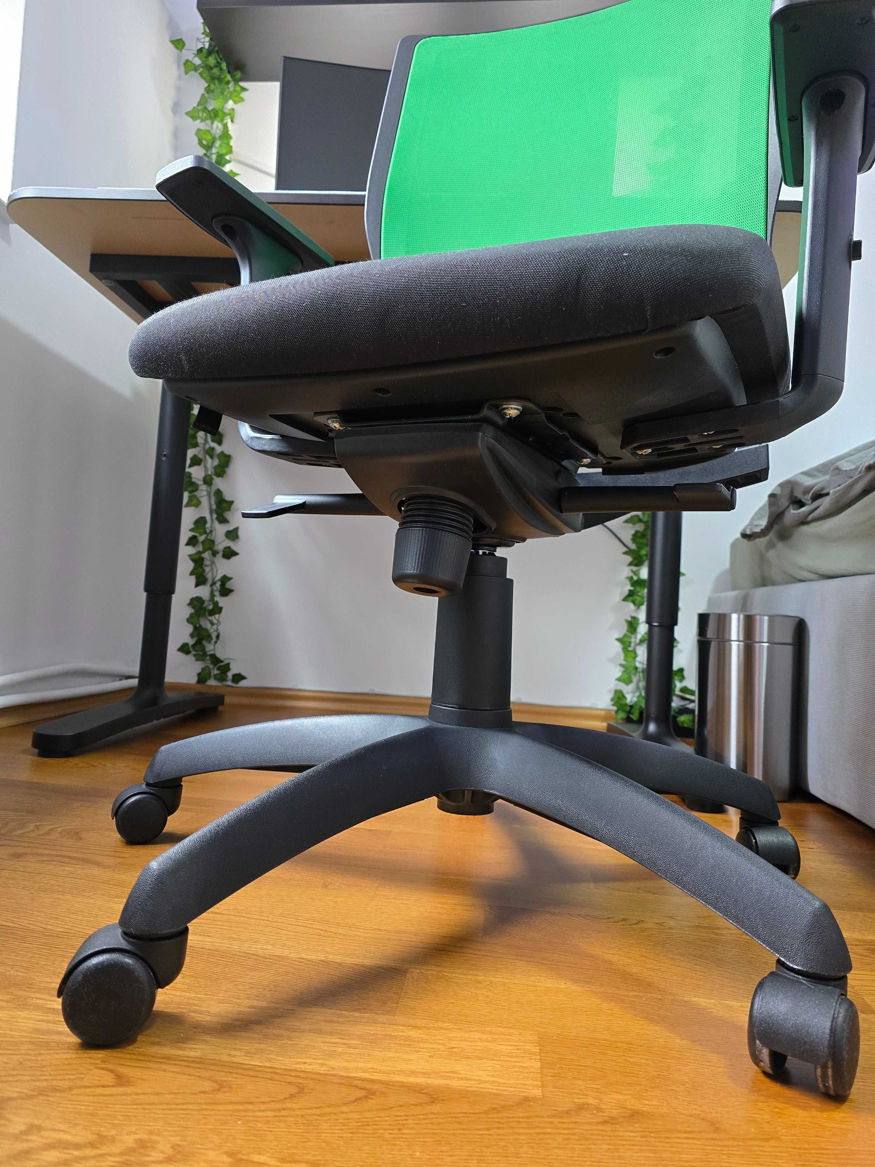 Scaun ergonomic TrafficChairs axxe.mesh verde.