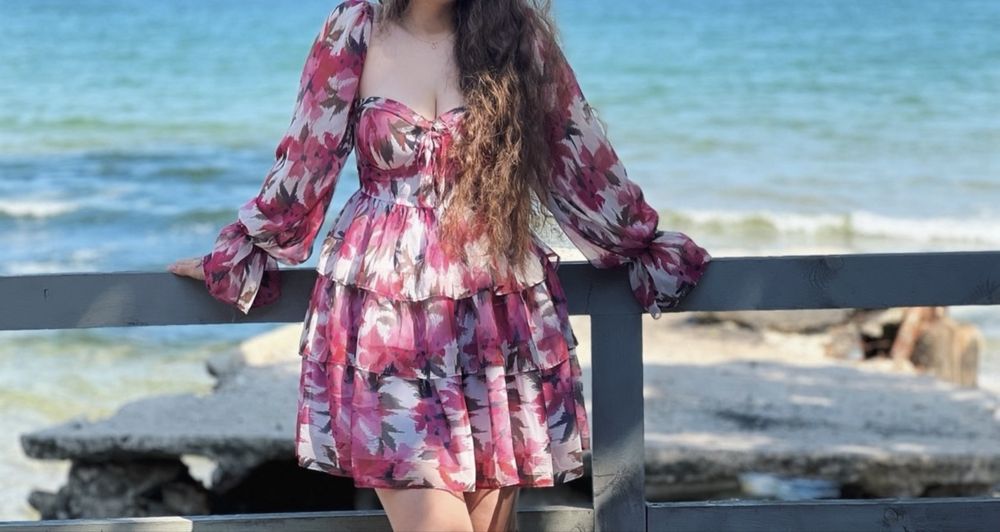 Нежна къса рокля с флорален принт