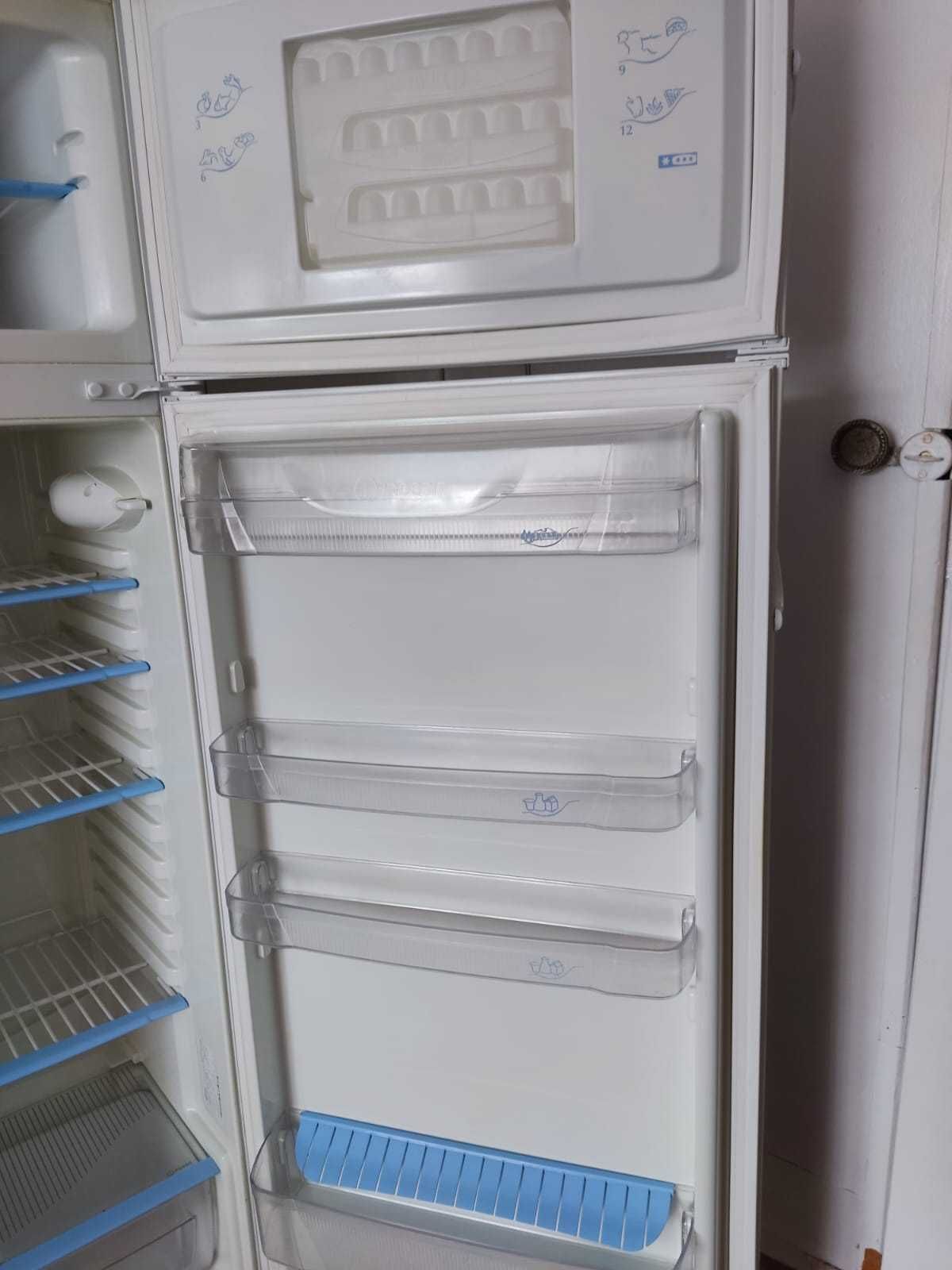 Холодильник ИНДЕЗИТ двухкамерный.