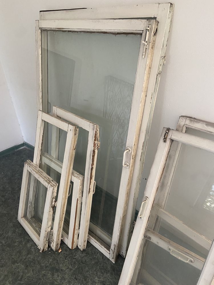 Продам деревянные оконные рамы со стеклом, все целые