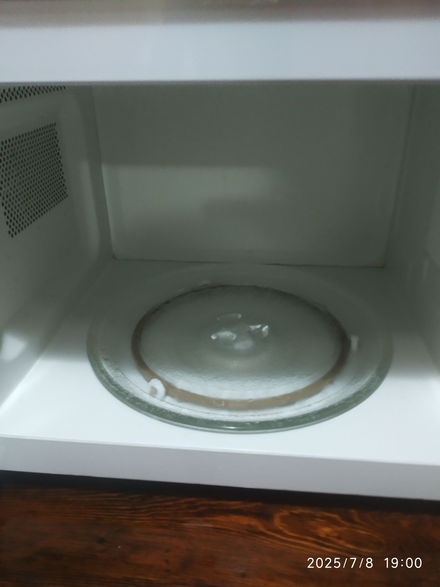 Микроволновки LG и Midea.