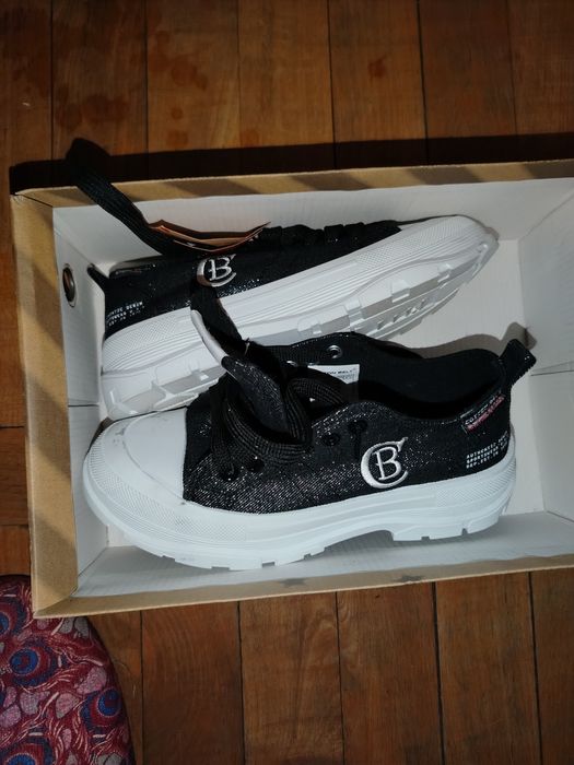 vând adidași originali