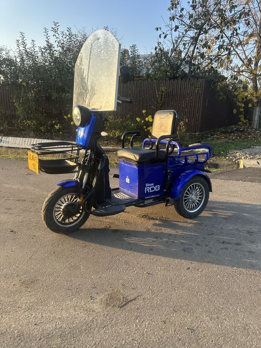 Vând triciclu electric rdb