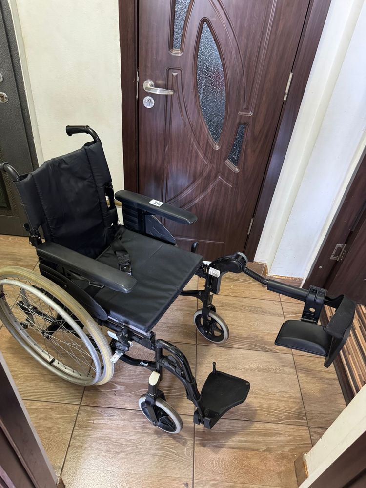 Carut scaun rulant din aluminiu batrani handicap dizabilitati