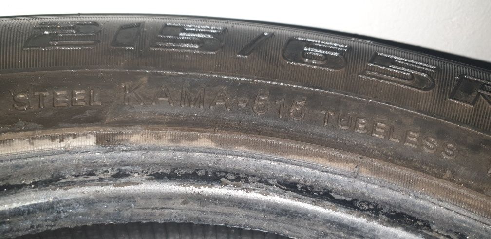 Зимни гуми 215/65 R16 - перфектни за сняг и черен път  4бр.