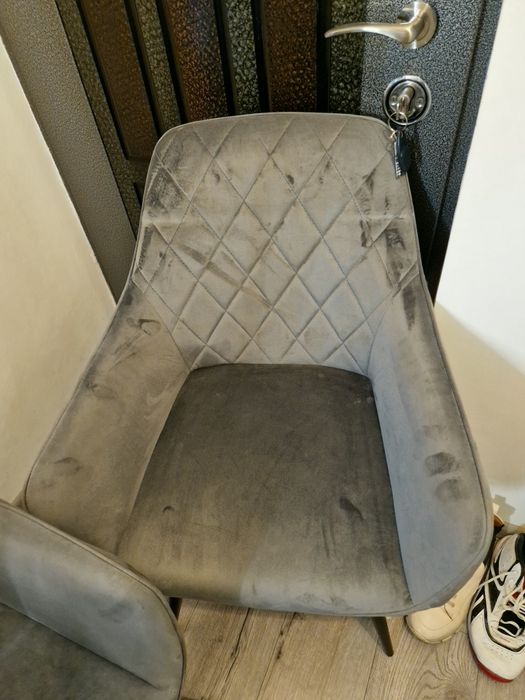 Vând 3 scaune în stare bună