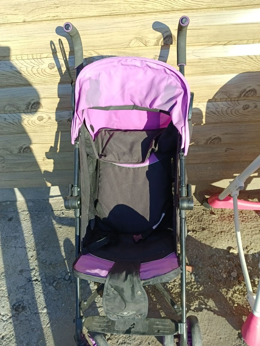 Детский стульчик и детская коляска
