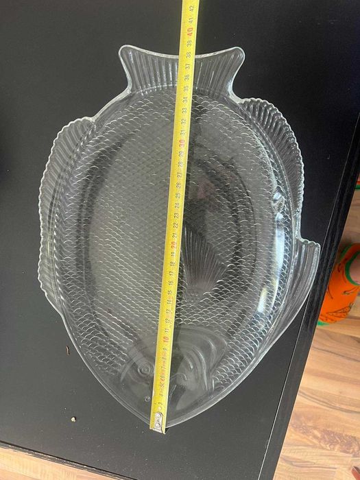 Три стъклени плата за риба.