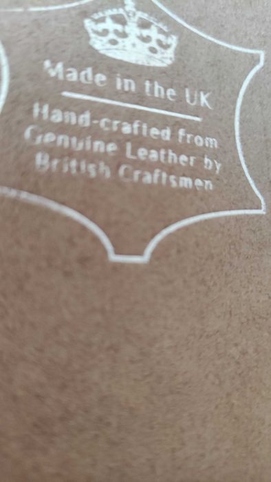 Маркова английска чанта от естествена кожа в неоново розово нова