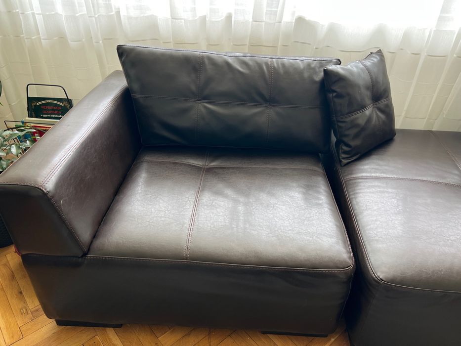 Кафяв, кожен диван