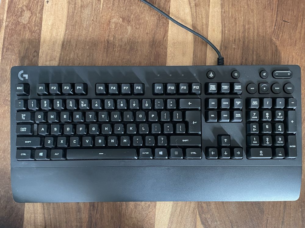 Logitech G213 с оставаща гаранция 1.5 години