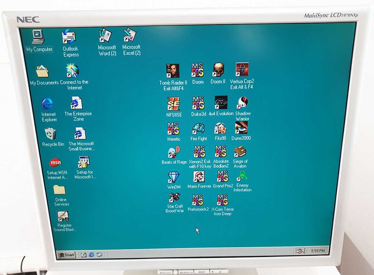 Продавам ретро компютър COMPAQ с инсталиран Windows 98
