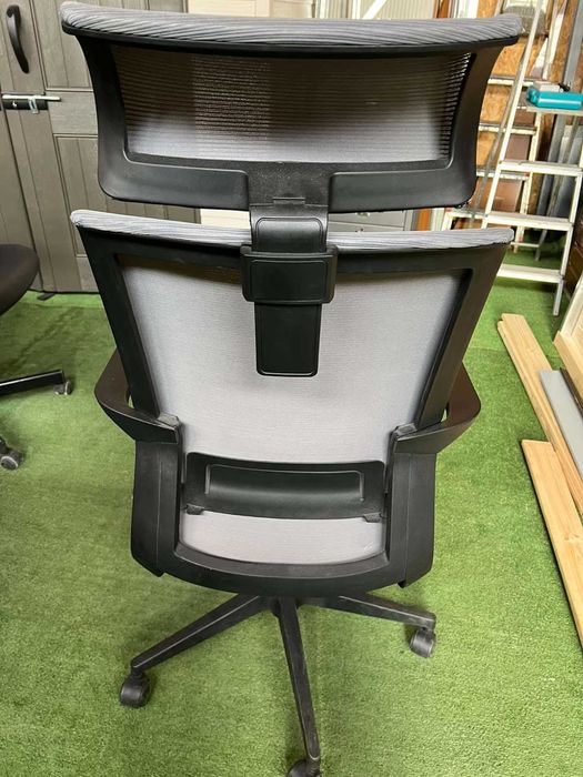 6 офис стола – въртящи, 4 кожени + 2 текстилни