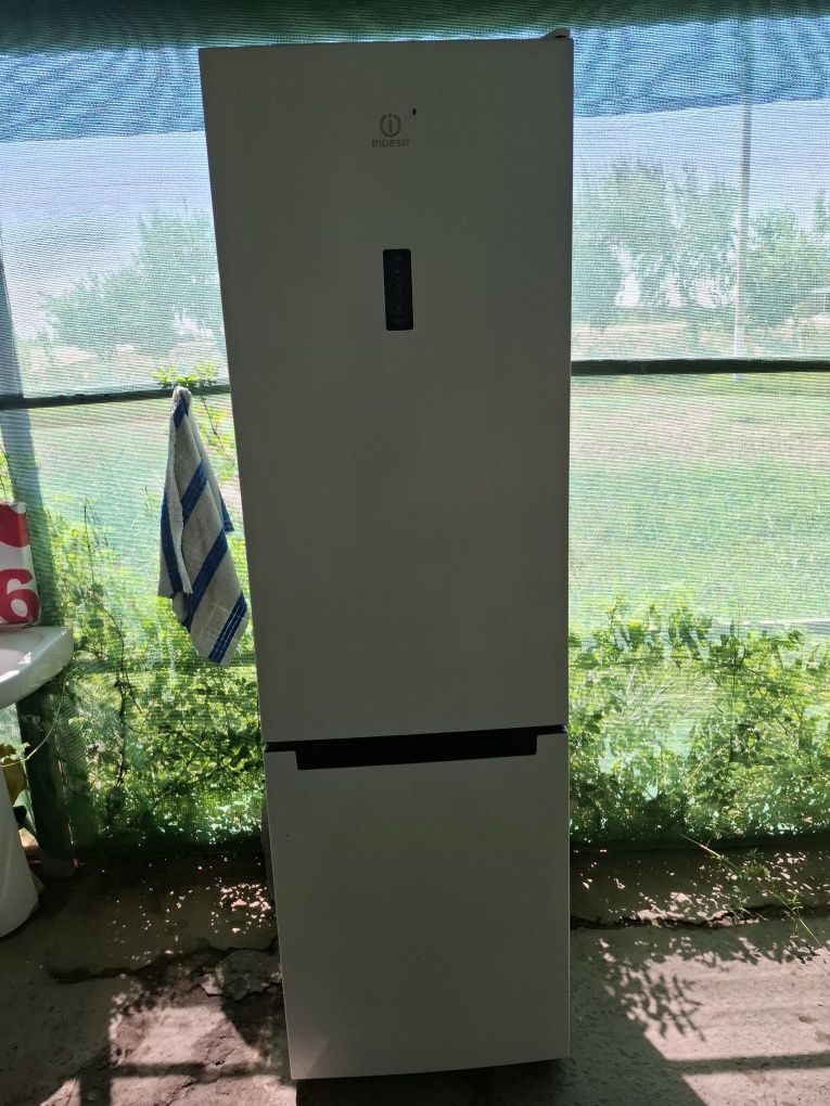 Xolodilnik Indesit ishlashi zo'r ikki kamerali