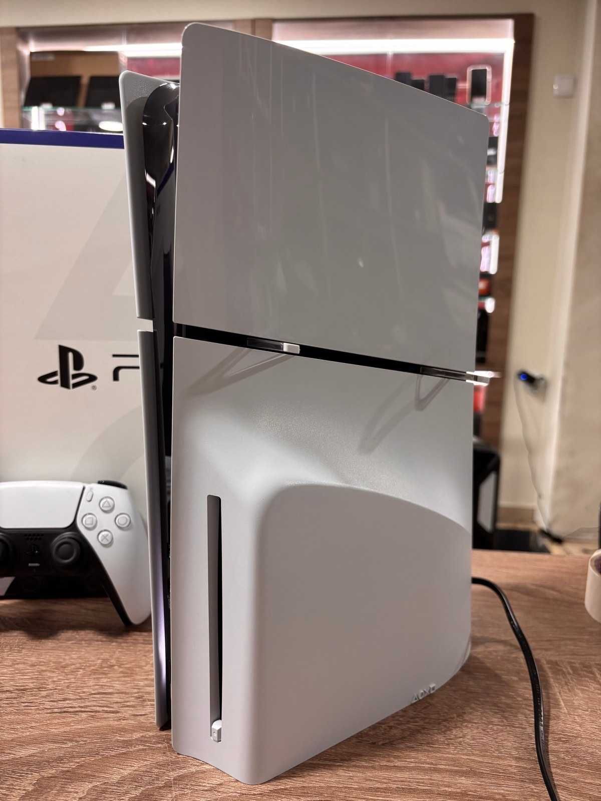 Продавам Sony PlayStation 5 (PS5) Slim С един Джойстик