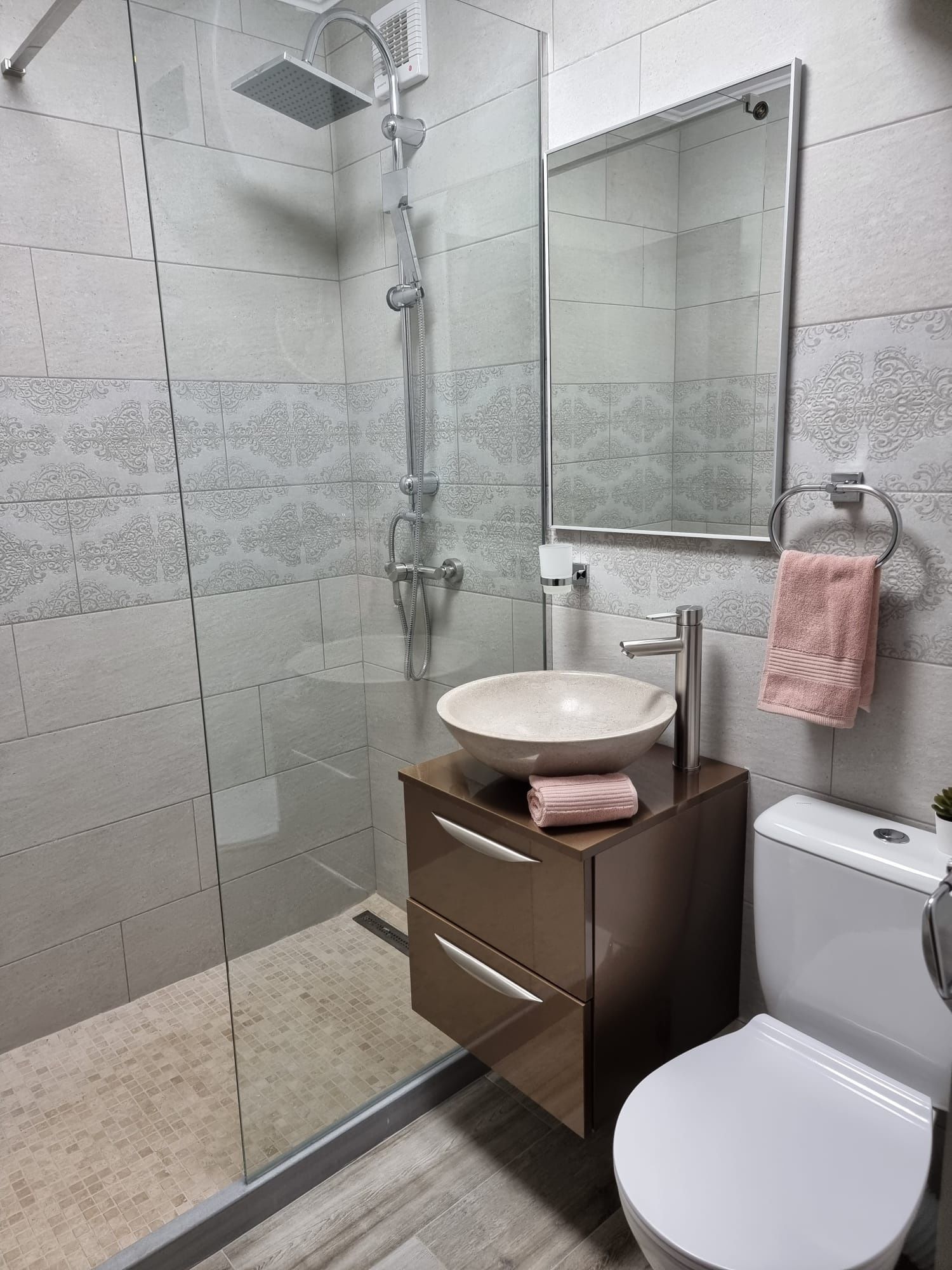 Inchiriez apartament 2 cam etaj 1 in neptun