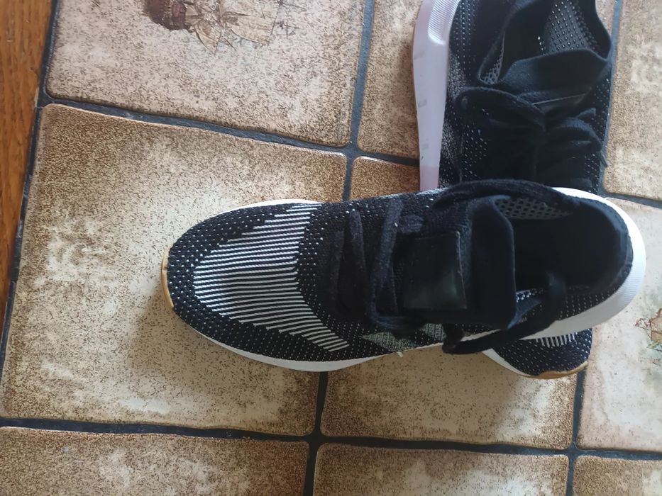 Vând  adidasi  marca Adidas mărimea  43