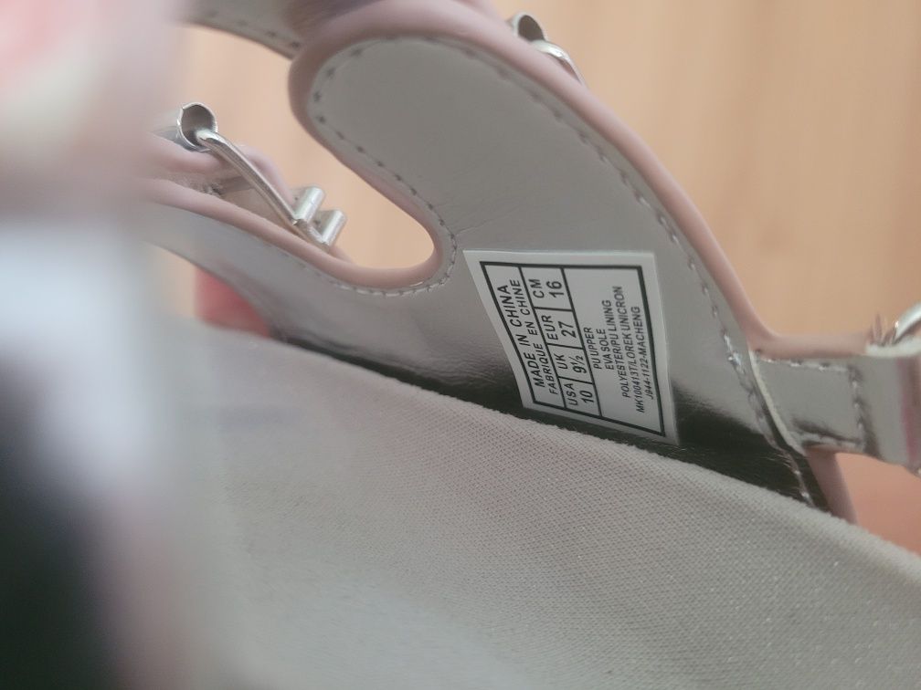 Чисто нови  оригинални детски сандали  Michael Kors