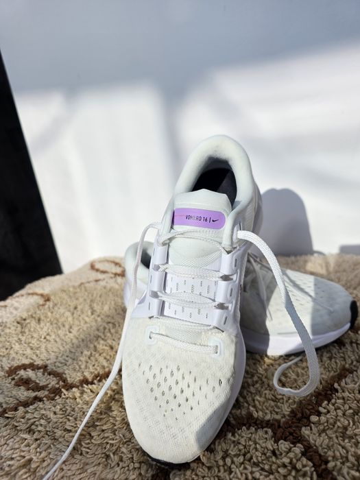 Vând nike vomero 16