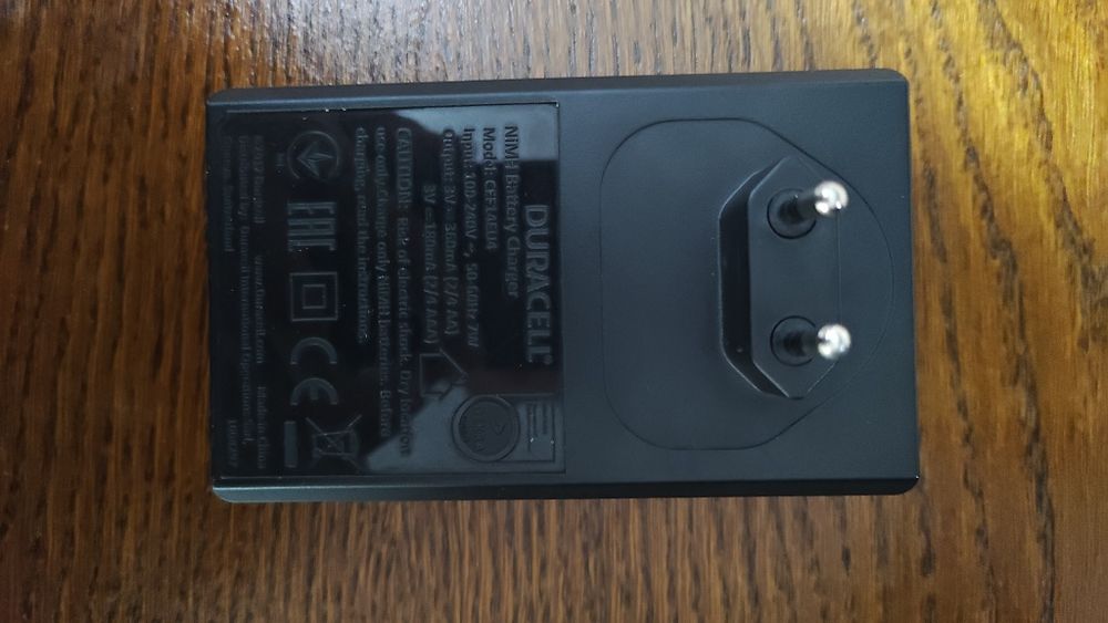 Încărcător Duracell pentru acumulatori