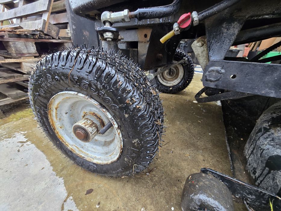 Tractoras tuns iarba/gazon